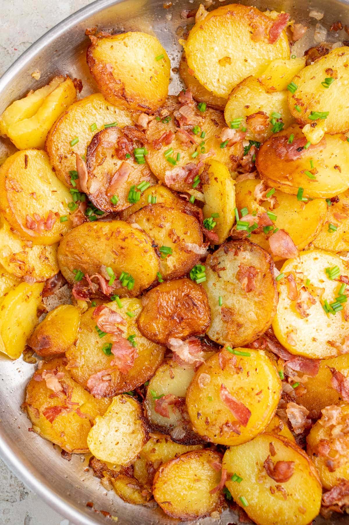 Bratjartoffeln in a frying pan.